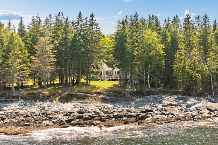 Property Photo: 142 E Point Road ME 04685