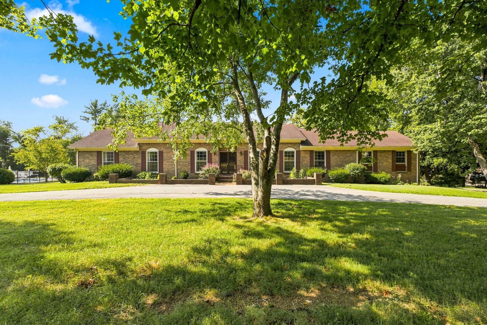 Property Photo:  1713 Pinetree Ln  TN 37027 