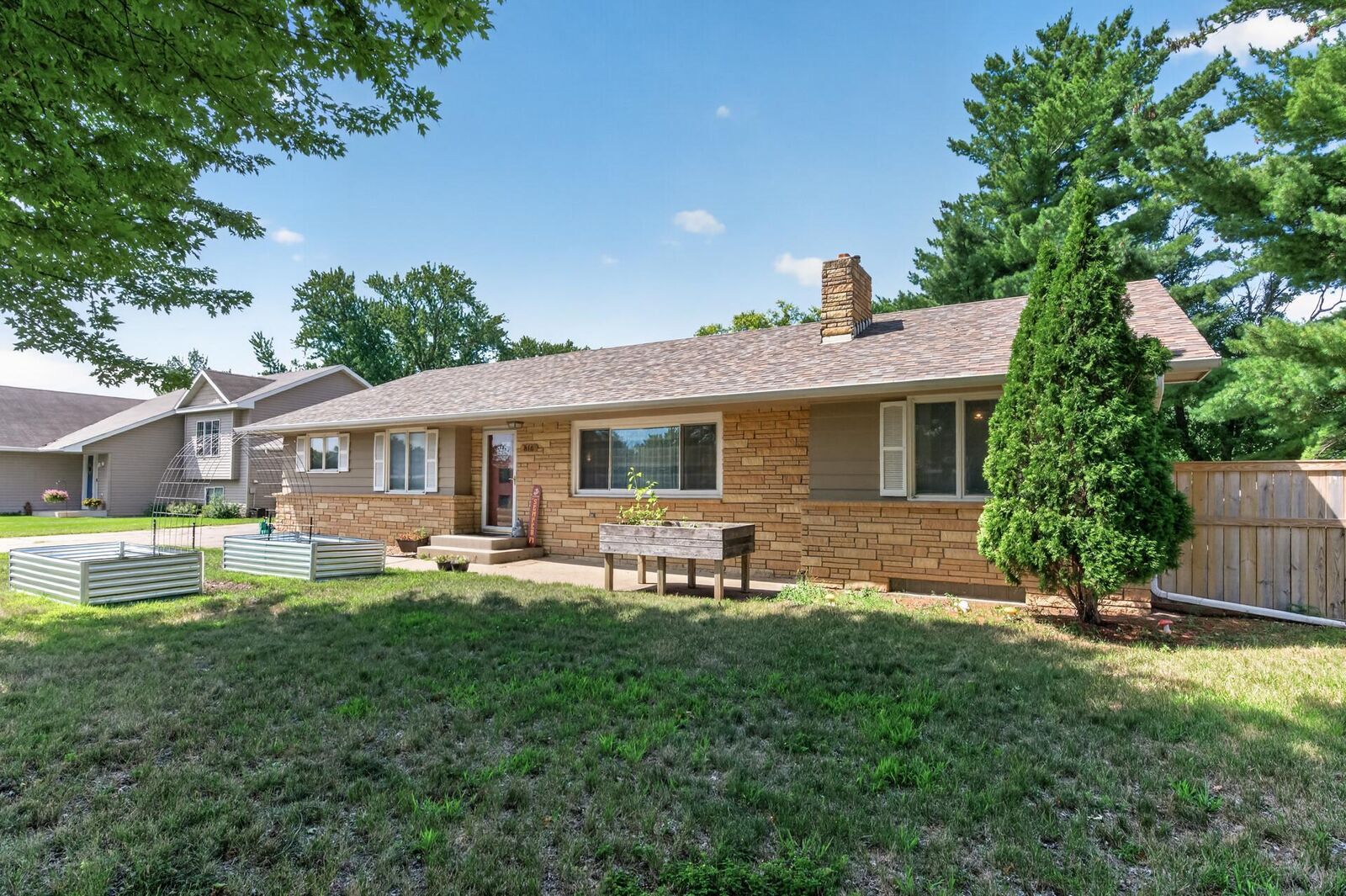 Property Photo: 816 8th Street MN 55024