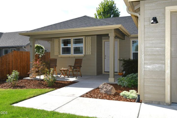 Property Photo: 3172 SW Deschutes Avenue OR 97756