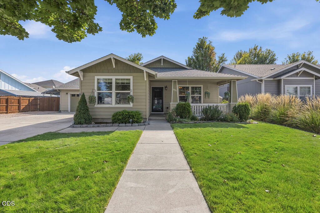 Property Photo:  911 NE Stoneridge Loop  OR 97754 