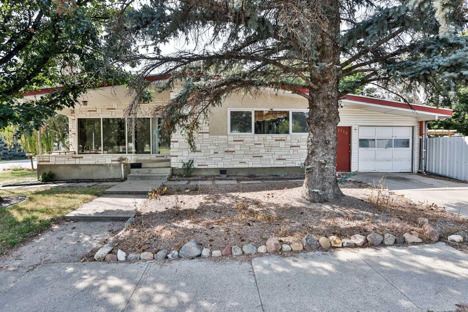Property Photo: 2719 6 Avenue N AB T1H 0V4