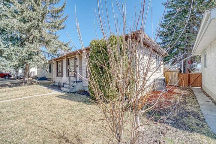 Property Photo:  7412 Fleetwood Drive SE  AB T2H 0X1 