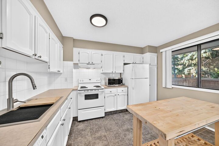 Property Photo: 3302 50 Street NW 10 AB T3A 2C6