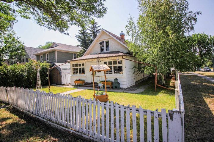 Property Photo:  304 7A Avenue S  AB T1J 1N4 