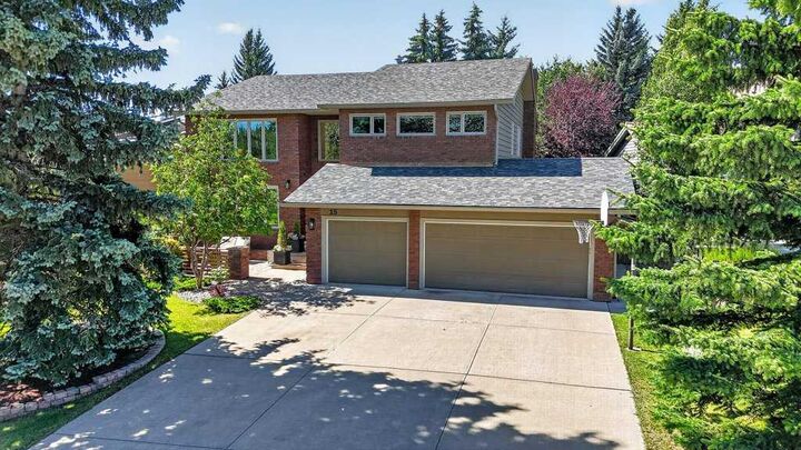 15 Woodacres Way SW — photo 1