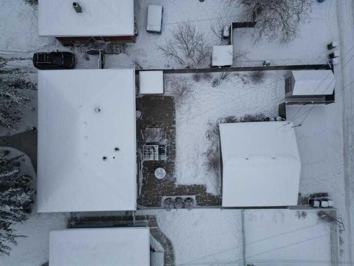 716 55 Avenue SW — photo 1