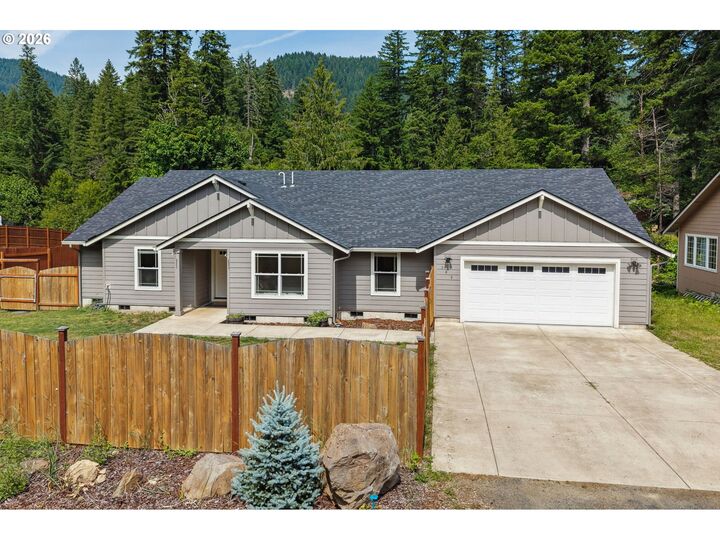 Property Photo: 202 Edgewater Dr WA 98610