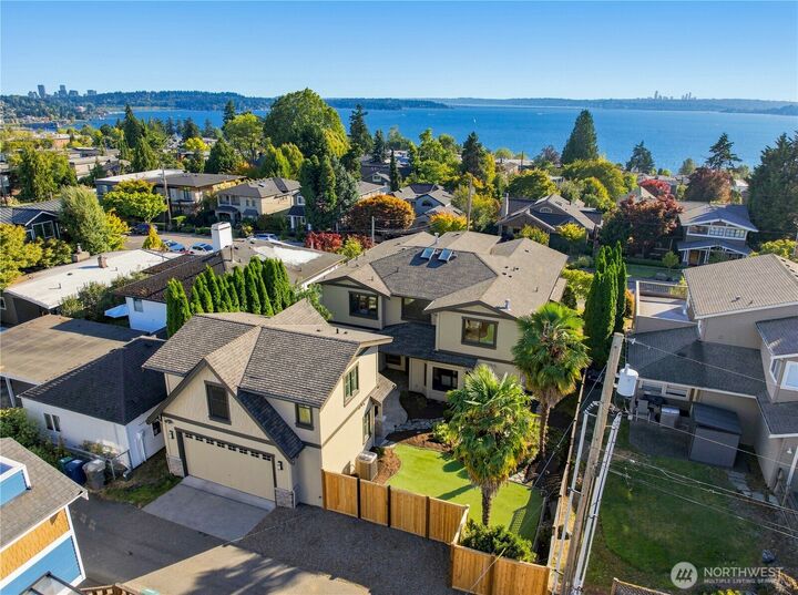 Property Photo:  328  10th Avenue W  WA 98033 
