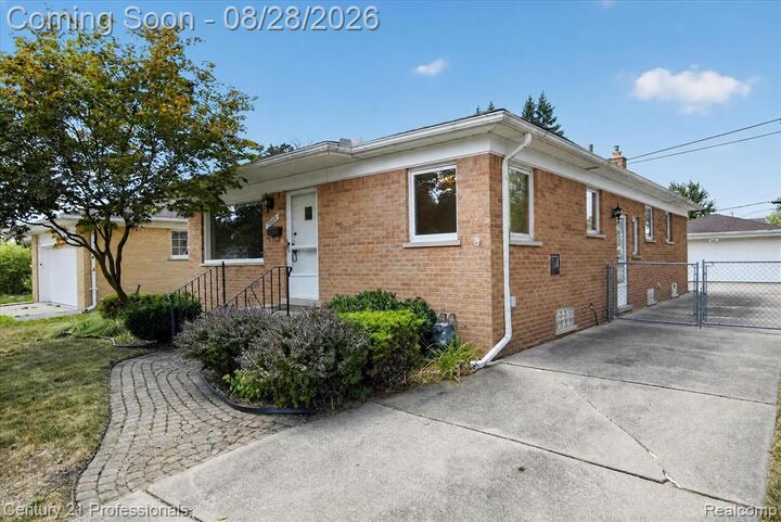 Property Photo:  7523 Robindale Avenue  MI 48127 
