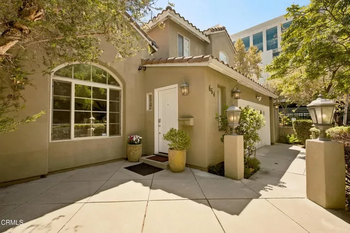 Property Photo:  664 S Mansfield Avenue  CA 90036 