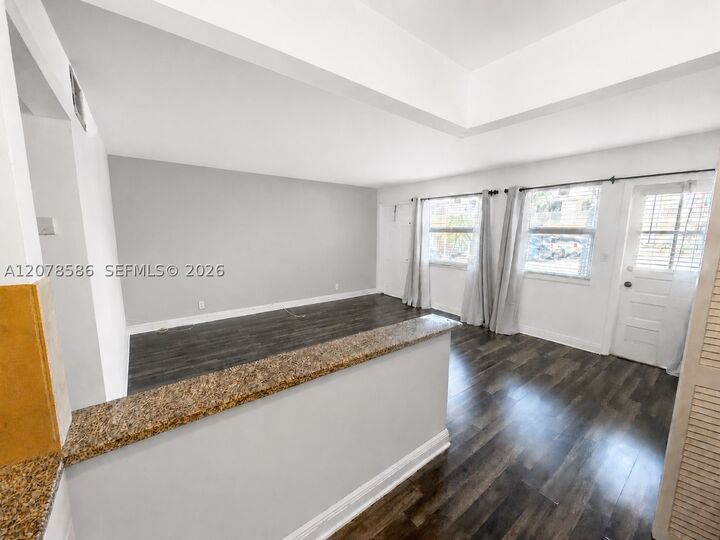 Property Photo: 4050 NE 12th Ter 11-1 FL 33334