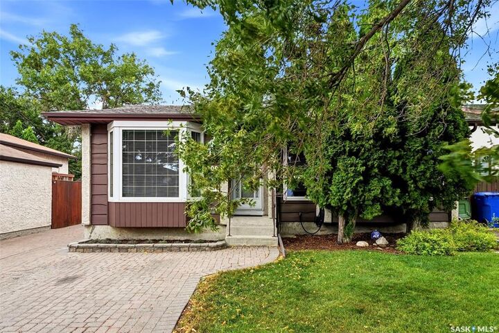 Property Photo:  906 Hopkins Crescent N  SK S4X 2N3 