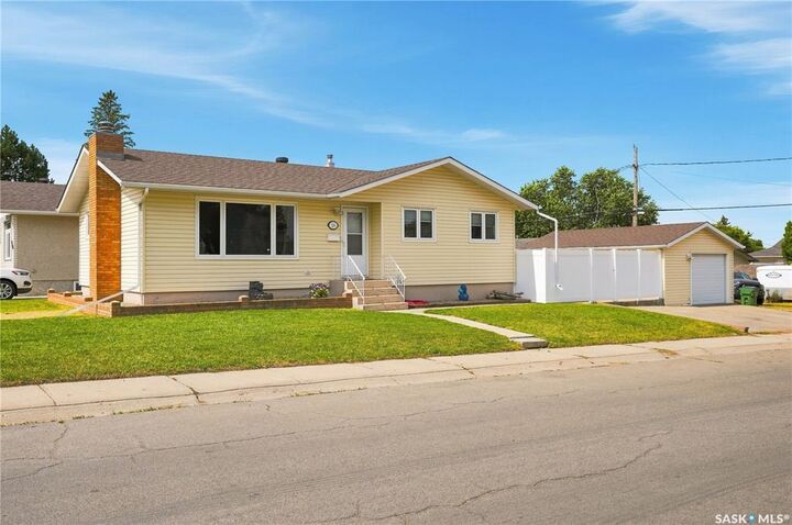 Property Photo:  790 13th Avenue SW  SK S6H 6H6 