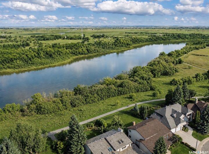 Property Photo: 323 Mallin Crescent SK S7K 7X2
