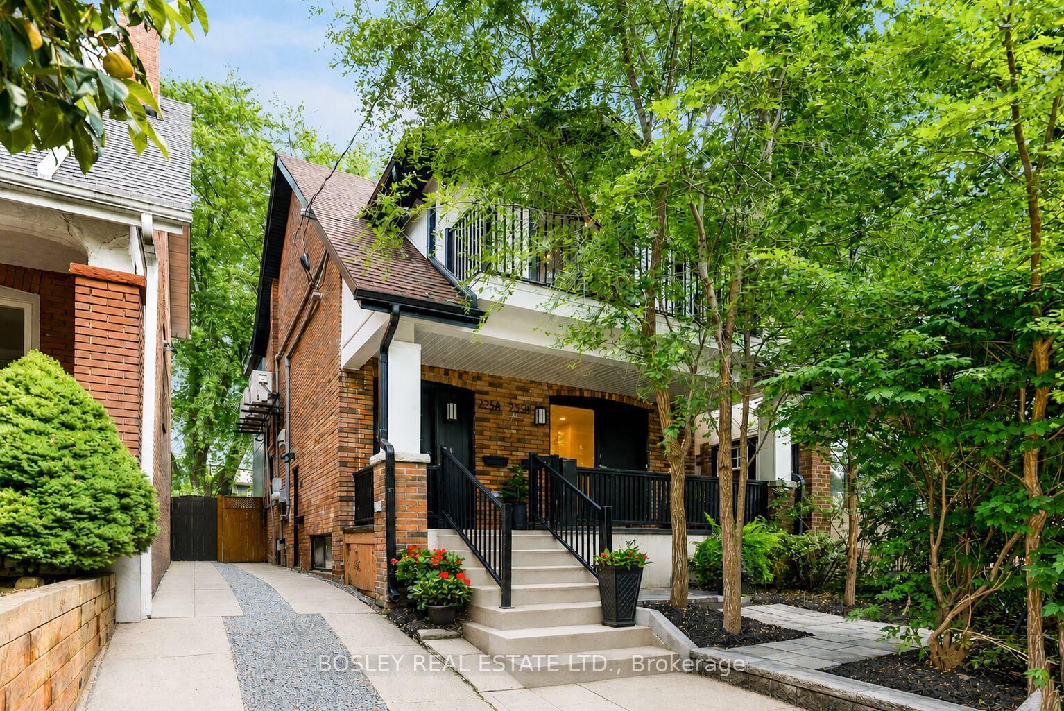 Photo de la propriété:  225 Gainsborough Road A  ON M4L 3C7 