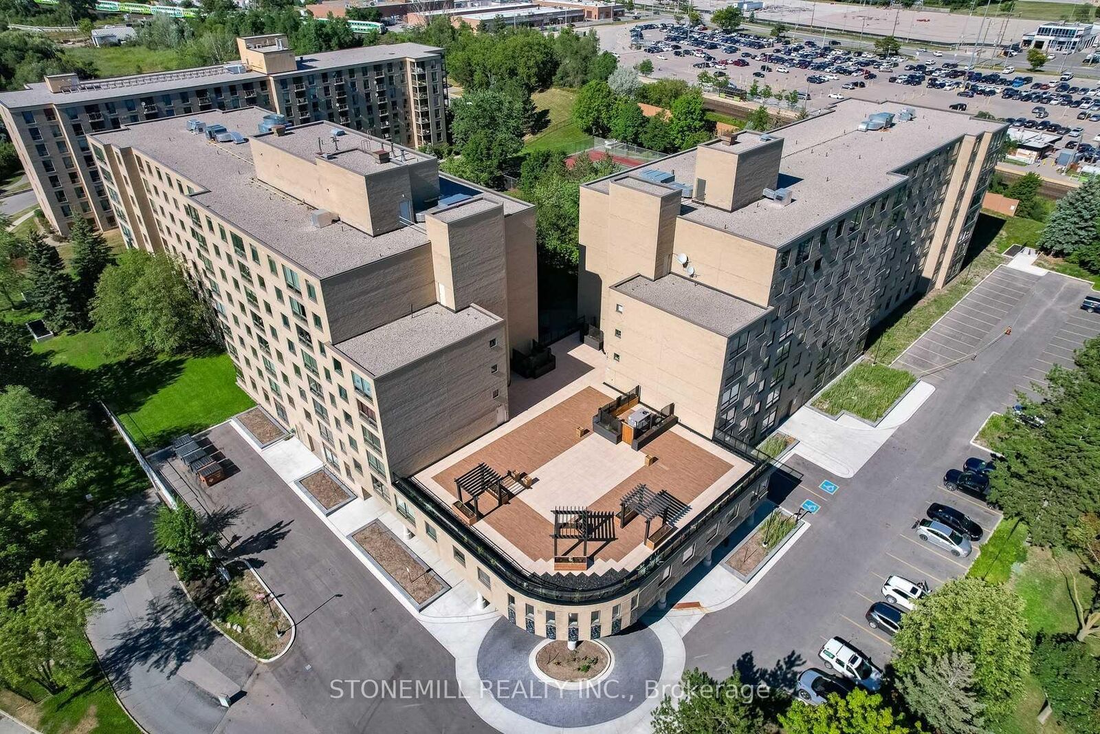 Property Photo: 326 Major Mackenzie Drive E 814 ON L4C 8T4