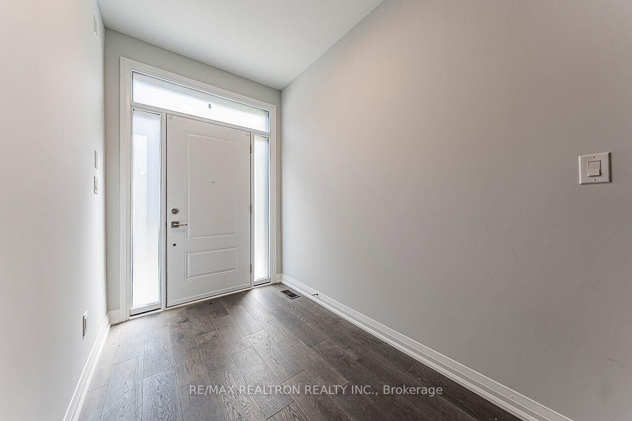 Property Photo: 260 Eagle Street 06 ON L3Y 1K1