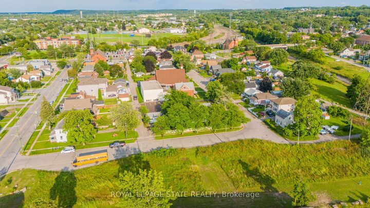 Property Photo:  41 Oakdale Avenue  ON L2P 2L3 