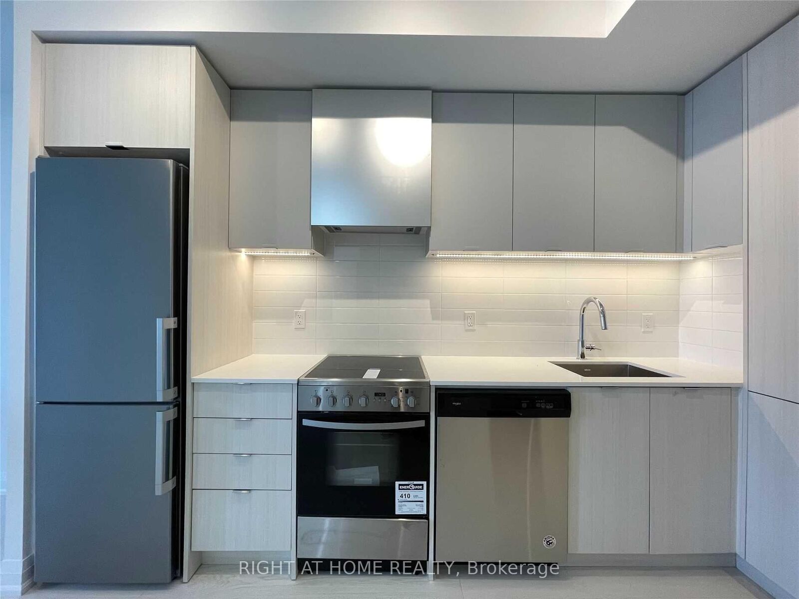 Property Photo:  30 Gibbs Road 3003  ON M9B 6L6 