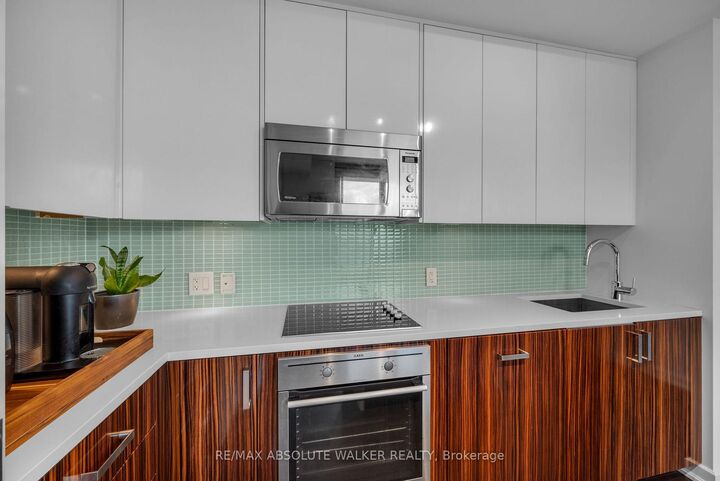 Property Photo: 300 Lisgar Street 810 ON K2P 0E2
