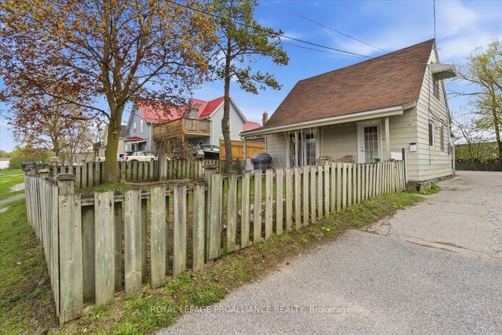 Property Photo:  61 Delaney Street  ON K8V 4L7 