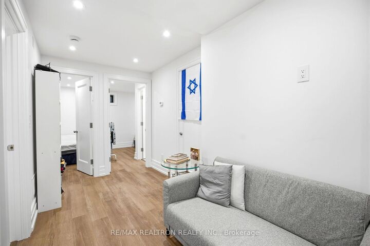 Property Photo:  220 Hillhurst Boulevard 2  ON M5N 1P4 