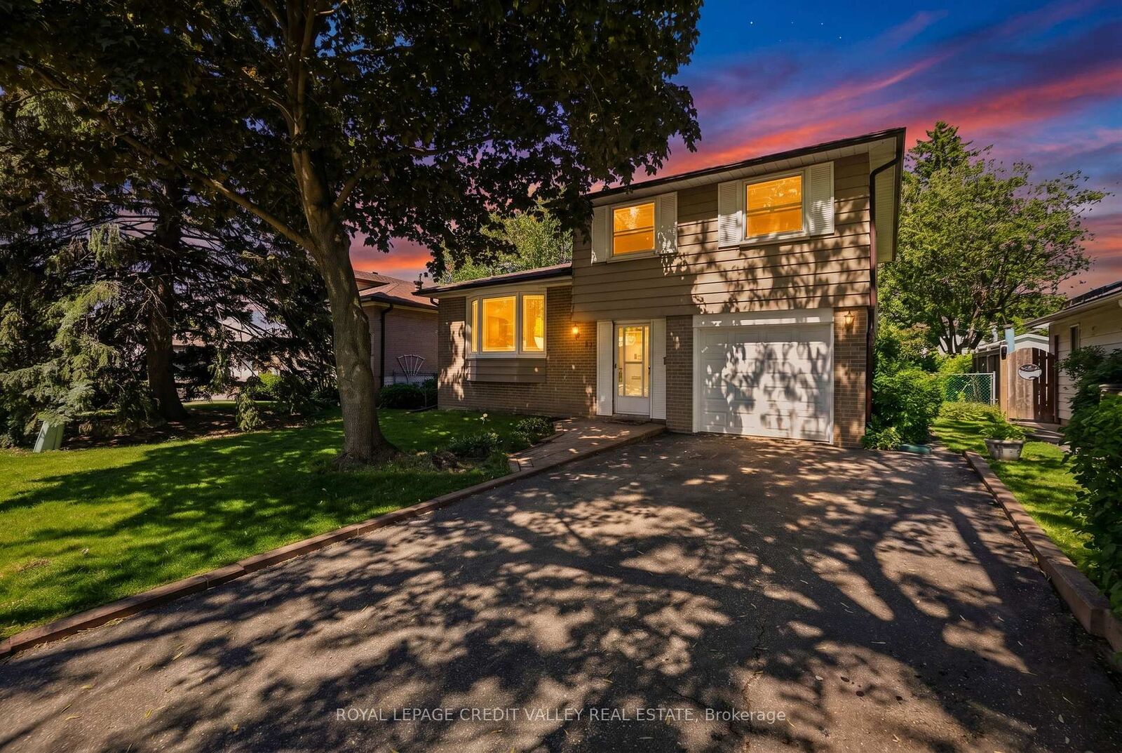Property Photo: 32 Farmington Drive ON L6W 2V2