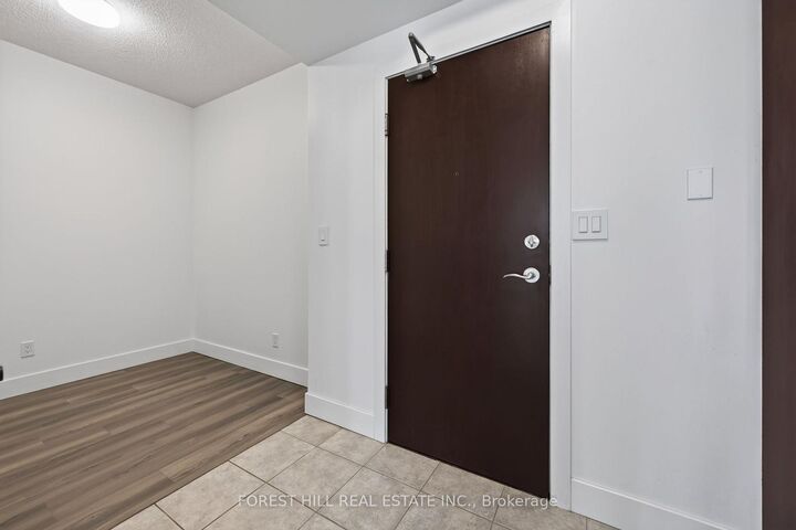 Property Photo: 1359 Rathburn Road E 804 ON L4W 5P7