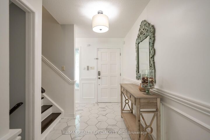 Photo de la propriété: 2431 Basswood Crescent ON L5L 1Y2