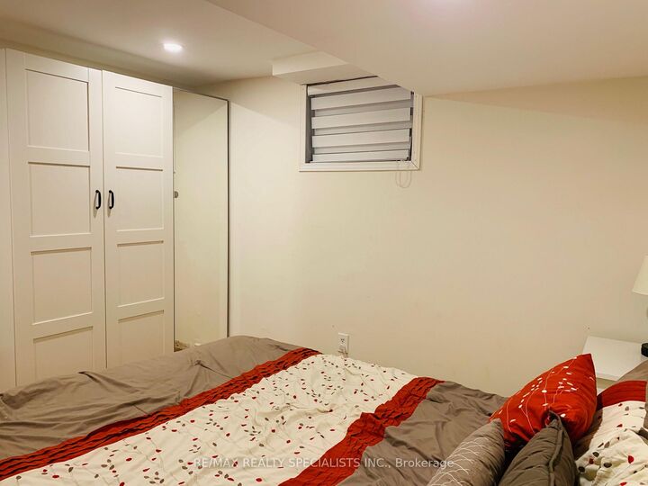 Property Photo: 2849 Oslo Crescent ON L5N 1Z8