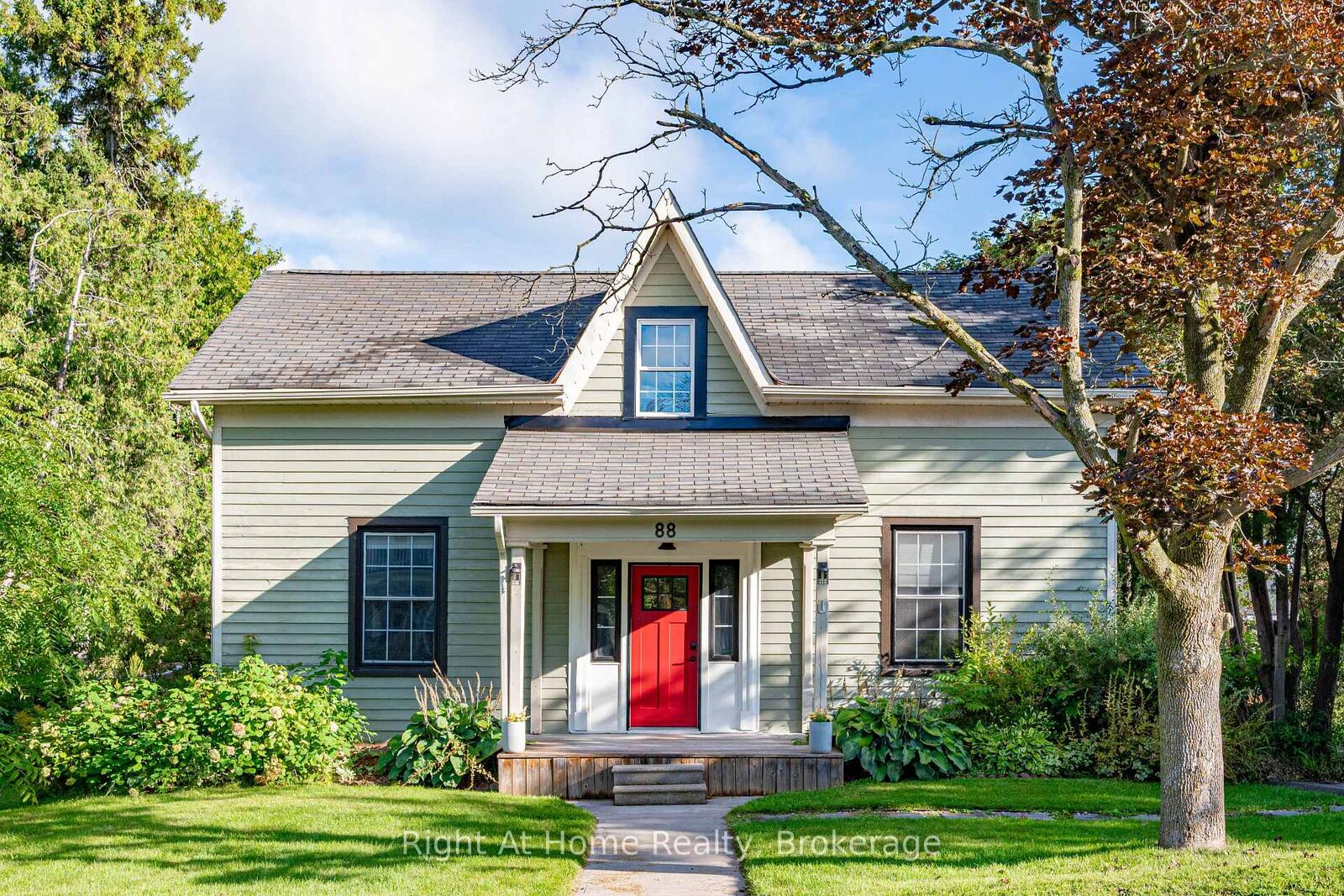 Property Photo:  88 King Street E  ON L0A 1G0 