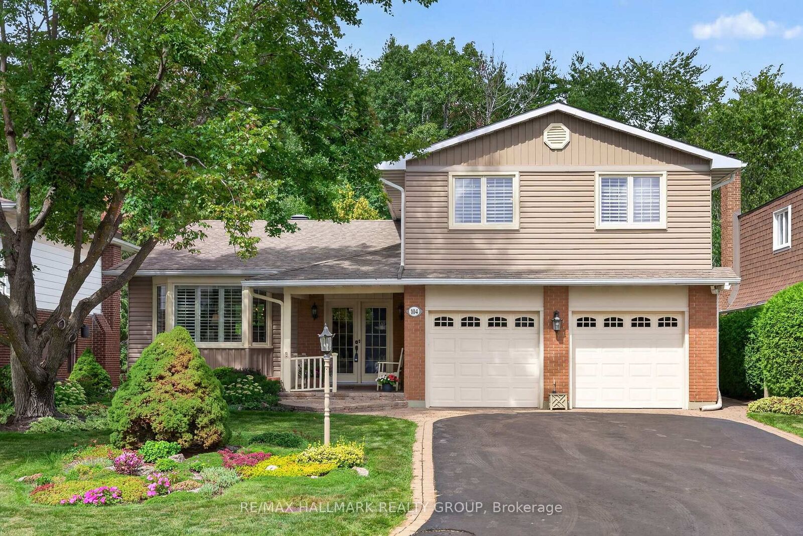 Property Photo: 104 Northpark Drive ON K1B 4V3