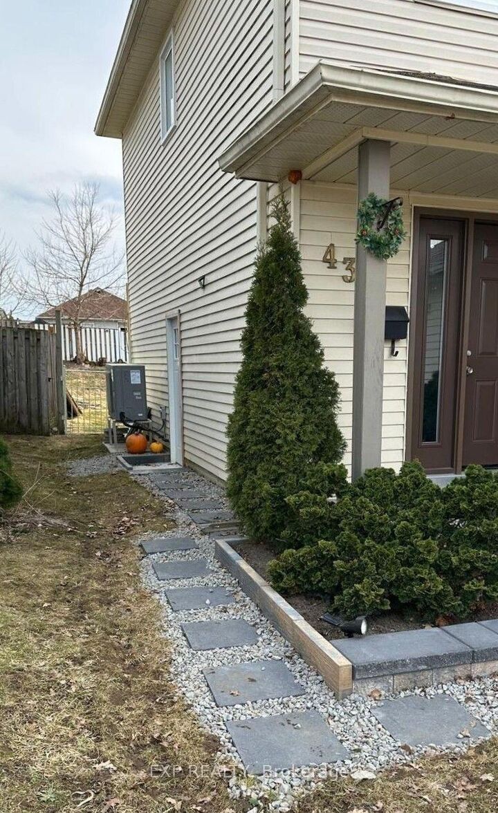 Property Photo:  43 D'Ambrosio Drive  ON L4N 6V6 