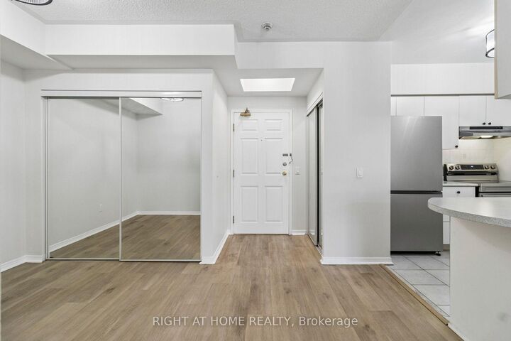 Property Photo: 7398 Yonge Street 106 ON L4J 8J2