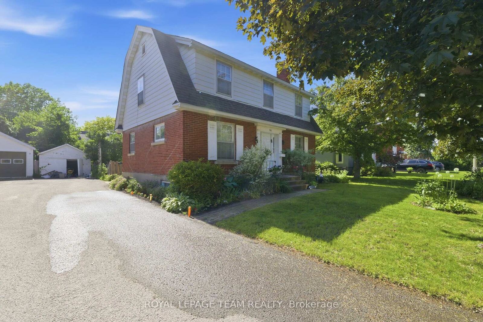 Property Photo:  416 Tweedsmuir Avenue  ON K1Z 5N5 