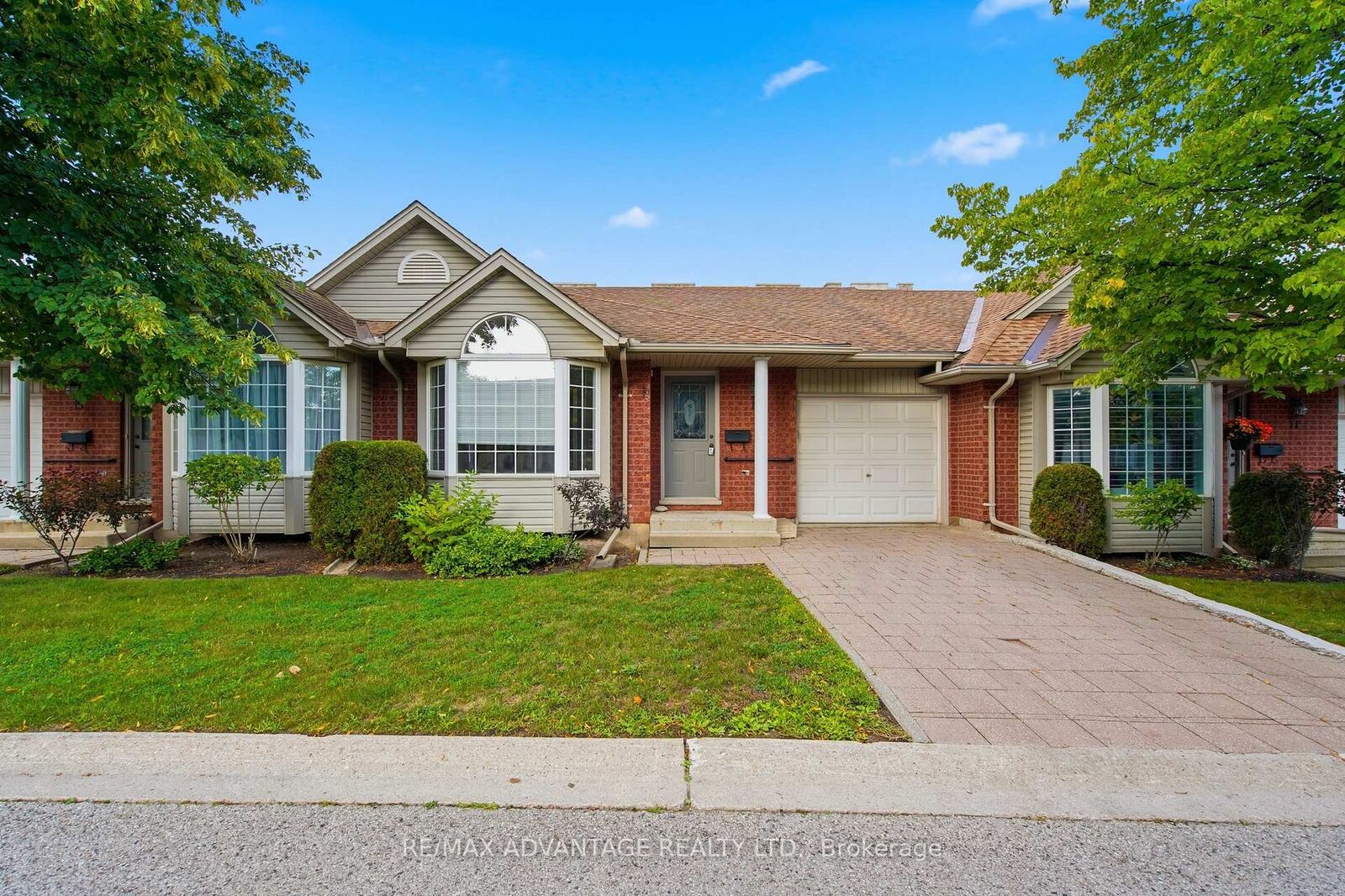 Property Photo: 122 Sherwood Forest Square 18 ON N6G 5G8