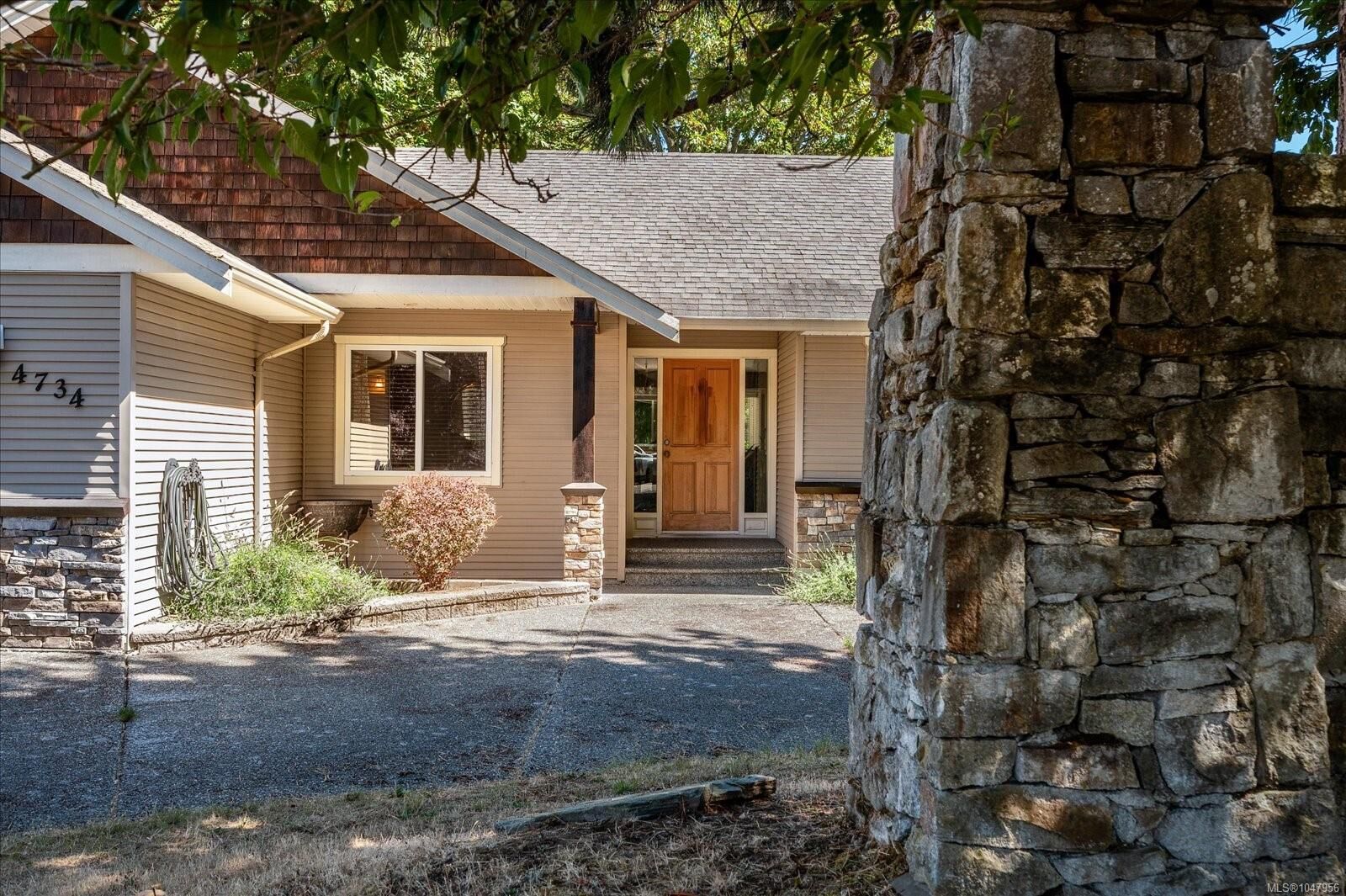 Property Photo: 4734 Vista View Cres BC V9V 1N8