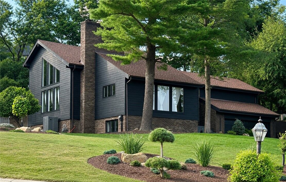 Property Photo:  1660 Queens Dr  PA 15129 