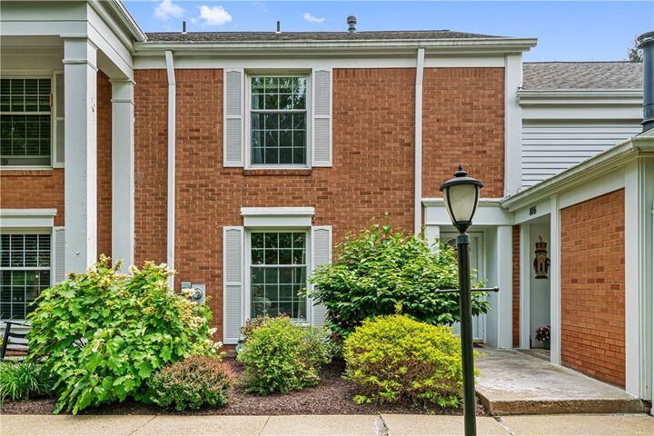Property Photo:  1818 Foxcroft Ln 805  PA 15101 