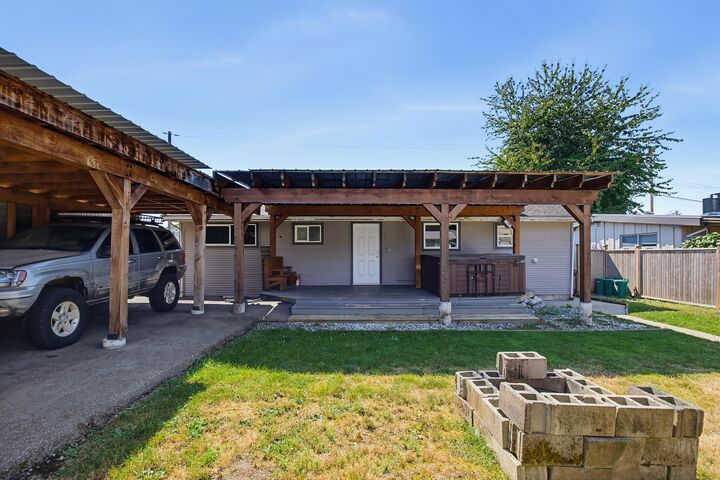Property Photo: 33515 8 Avenue BC V2V 2H4
