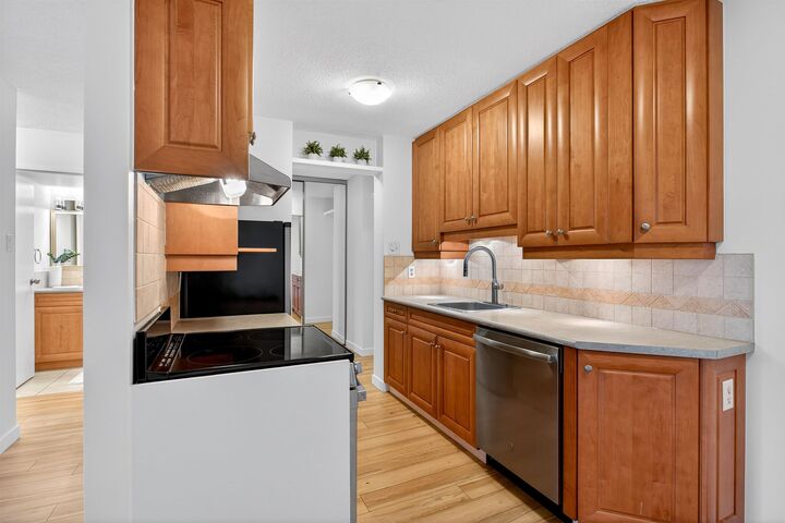 Property Photo:  2016 Fullerton Avenue 1306  BC V7N 3E9 