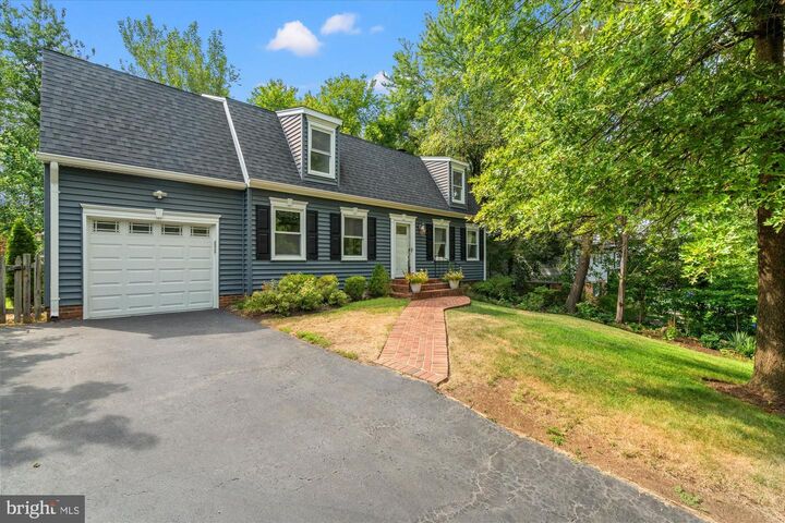Property Photo: 8622 Vernon Avenue VA 22309