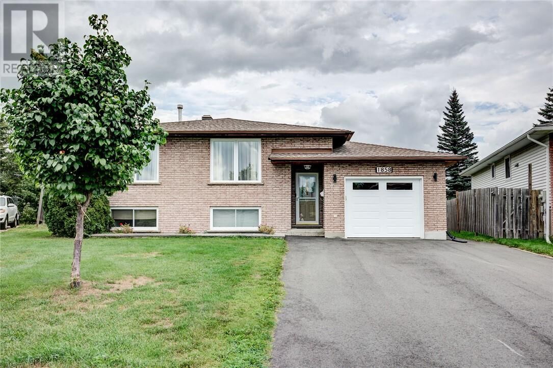 Property Photo:  1858 Covewood Crescent  ON P3A 5T1 