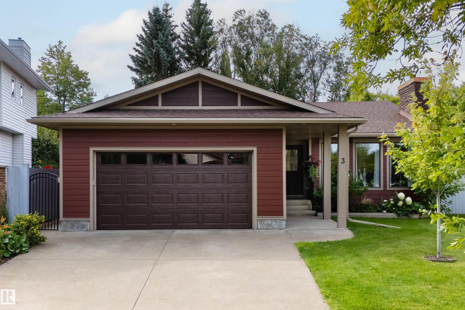 Property Photo: 3 Hickory Crescent AB T8A 5E8