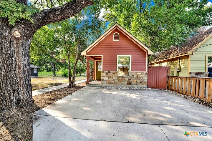 Property Photo: 301 Armstrong Street TX 78666