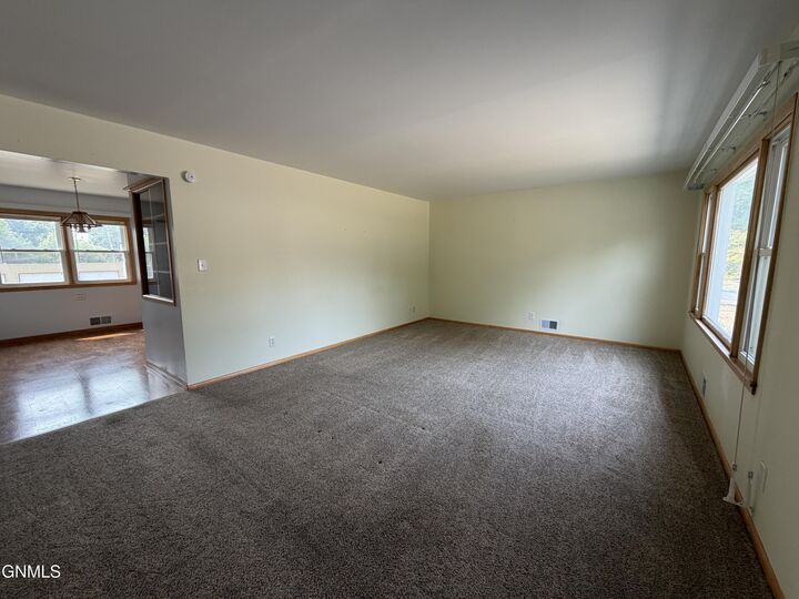 Property Photo: 1215 Boulevard Avenue E ND 58501