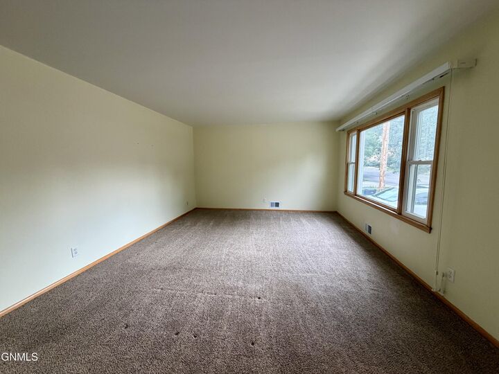 Property Photo: 1215 Boulevard Avenue E ND 58501