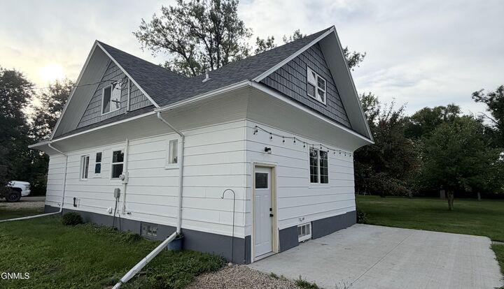 Property Photo:  105 Ruth Street S  ND 58483 