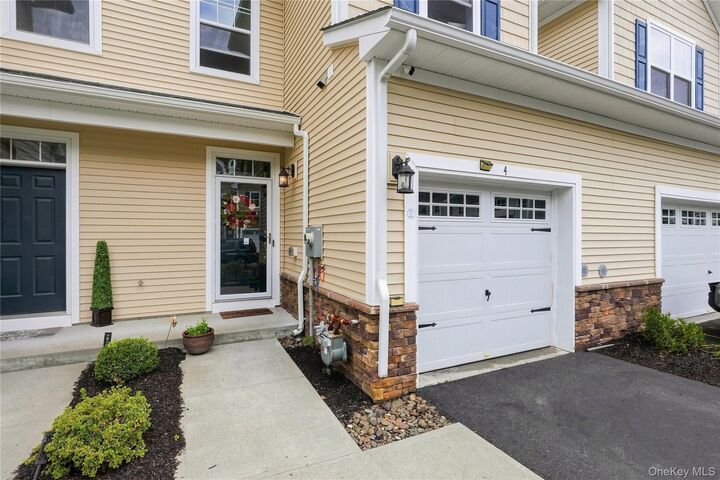 Property Photo:  4 Woodrose Court  NY 10940 